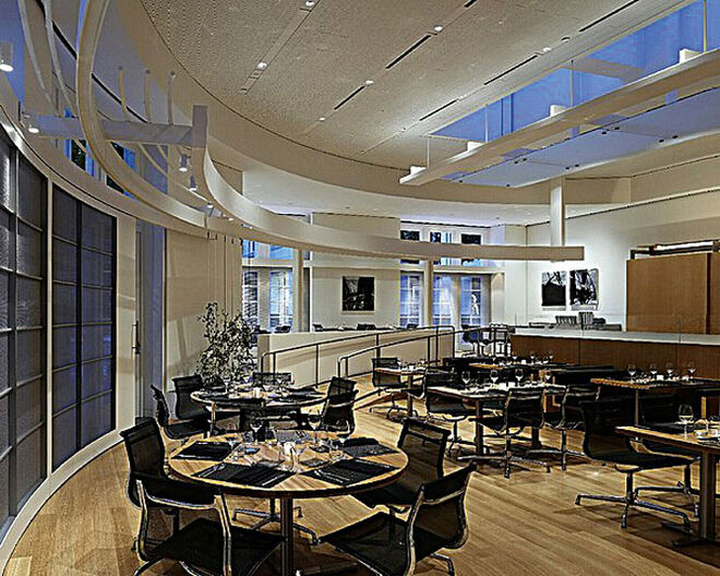 A arquitetura interior é assinada por Richard Meier