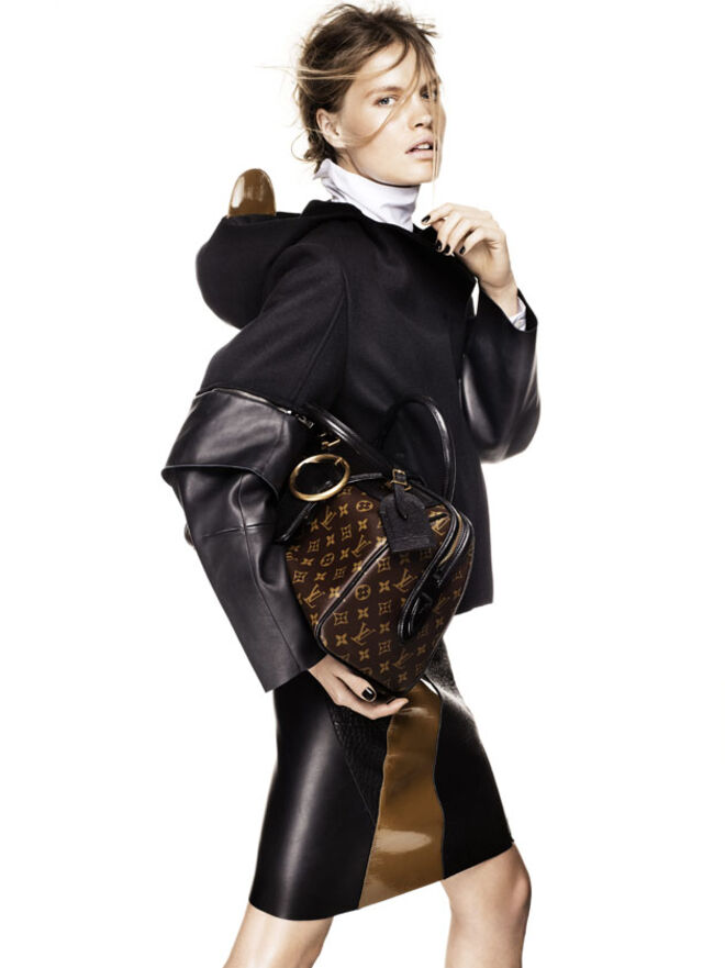 Blusão em lã, caxemira e pele, saia em pele. Tudo Felipe Oliveira Baptista. Camisa em algodão, Dries van Noten. Carteira Speedy Golden Arrow em pele, Louis Vuitton.