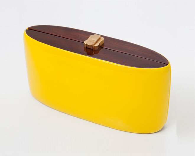 Clutch em madeira lacada e metal, ?320, na Rosebud LBV.