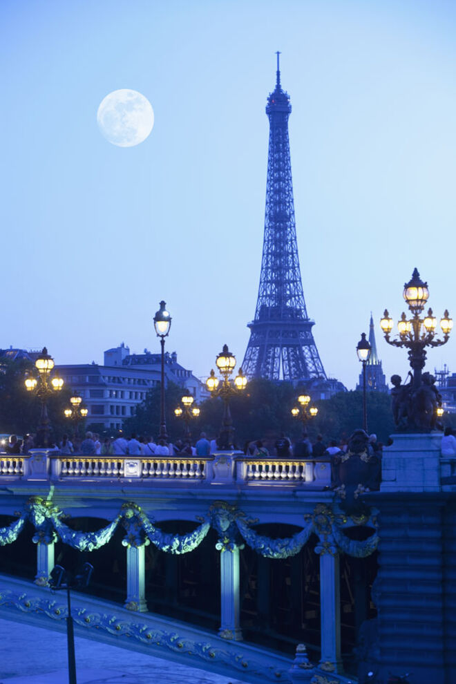 Inspirada na atmosfera das noites parisienses, a marca assinala um novo capítulo ao lançar a coleção Midnight in Paris.