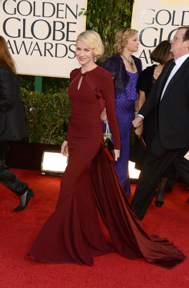 A atriz de The Impossible com vestido Zac Posen.