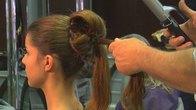 Com a ajuda de um modelador, vamos fazendo vários 'rolinhos' de cabelo