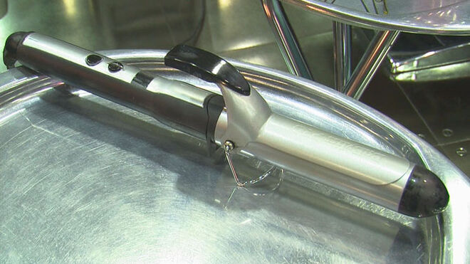 Este deve estar previamente aquecido e em contacto com o cabelo deverá ficar uns 10 segundos