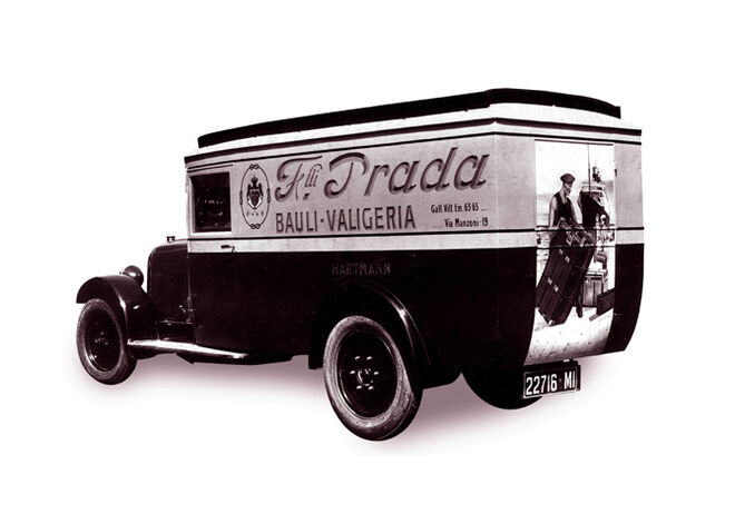A carrinha da loja Fratelli Prada - Valigerie, em Milão, que em 1918 fazia as entregas em casa dos clientes.