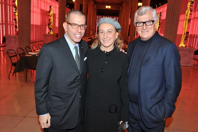 Jonathan Newhouse (Condé Nast), Miuccia Prada e Patrizio Bertelli, o seu marido.