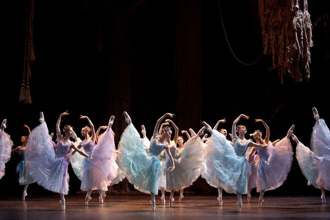 Os figurinos para o bailado La Source em 2011.