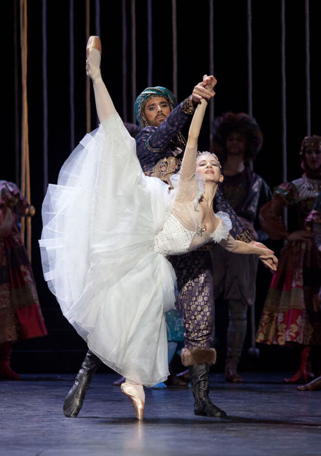 Os figurinos para o bailado La Source, em 2011.