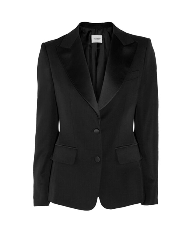 Modelo de smoking da casa Saint Laurent Paris