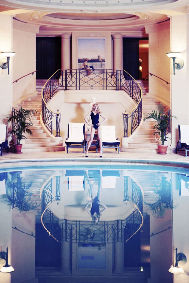 Fui a primeira a inscrever-me no clube desportivo do Ritz quando ele foi criado, há dez anos. Nado cerca de uma vez por semana. Quando nado, eu canto e dou ritmo à minha música. No spa, gosto dos maravilhosos tratamentos de beleza de pés de Marie-Claude, a forma como a Gisèle põe o verniz e as massagens divinas da Suzanne