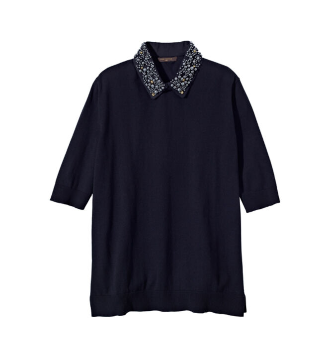 A camisola de malha, com uma gola decorativa e removível