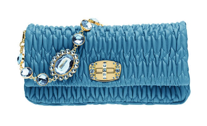 Carteira em pele e strass, ? 890.