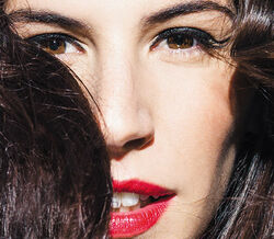 Cleia Almeida: Em tom de fé e esperança