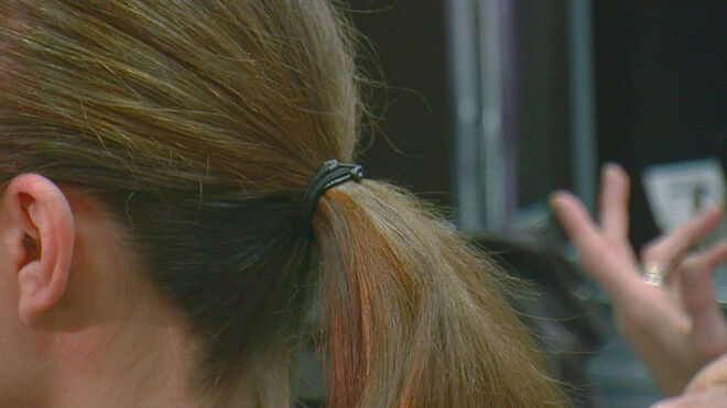 Fazer um rabo-de-cavalo, prendendo o cabelo com um elástico