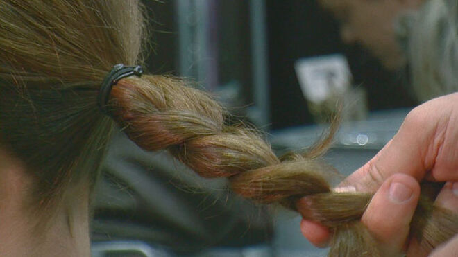 Fazer uma trança normal no próprio rabo-de-cavalo