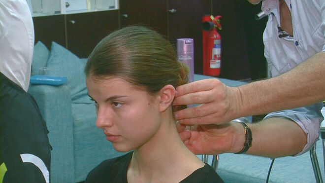 Feita a trança, enrolá-la à volta do elástico do rabo-de-cavalo