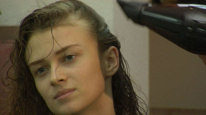 Tirar a humidade do cabelo com um secador