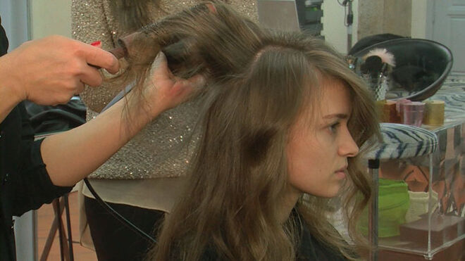 Enrolar um pouco o cabelo com a ajuda de uma escova e do secador