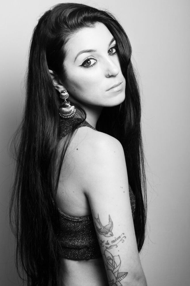 A make-up artist tem 26 anos.