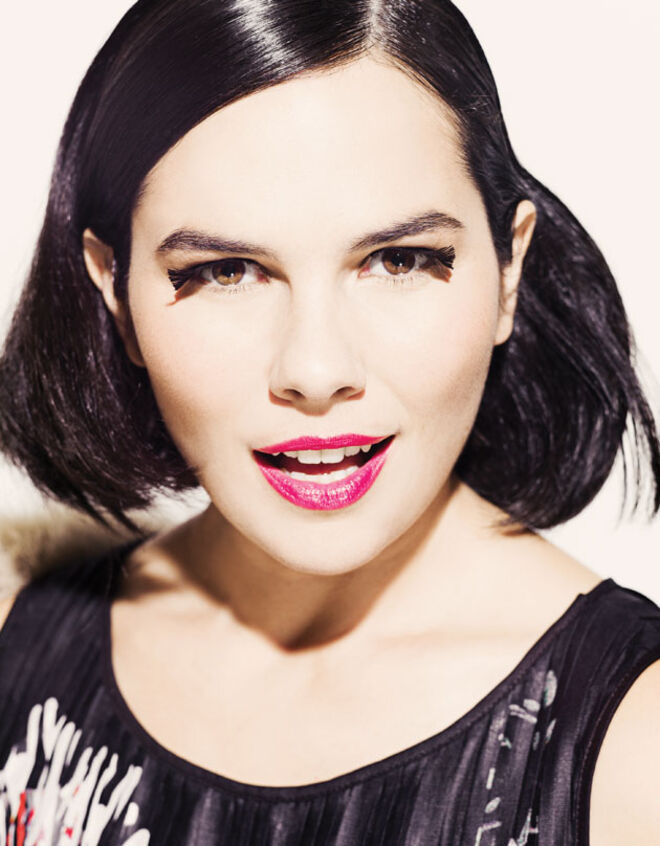 Vestido plissado em musselina de seda estampada, BCBGMAXAZRIA.