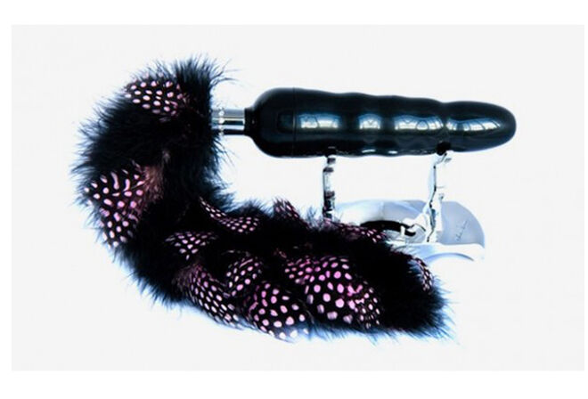 Minx, Shiri Zinn - Esta peça vibradora com cristais Swarovski e pena de marabu é suave ao toque e sensível ao frio ou calor. ?169, em www.littleeverydaypleasures.com