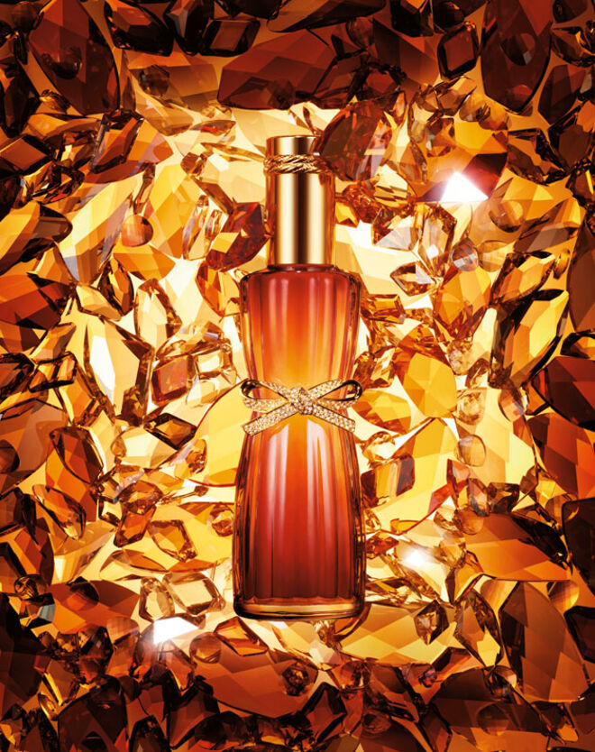 1953 - Lançamento de Youth Dew, o primeiro perfume da marca, que era também um óleo de banho.