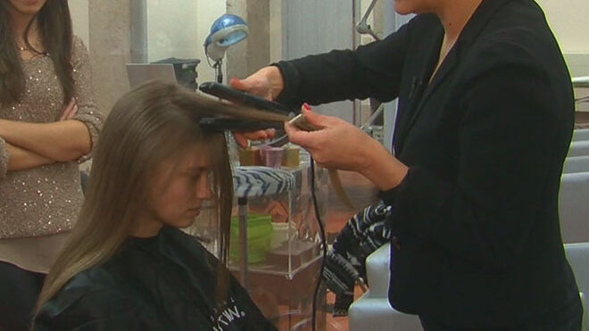 eSTICAR O CABELO COM UMA PRANCHA DE ALISAMENTO