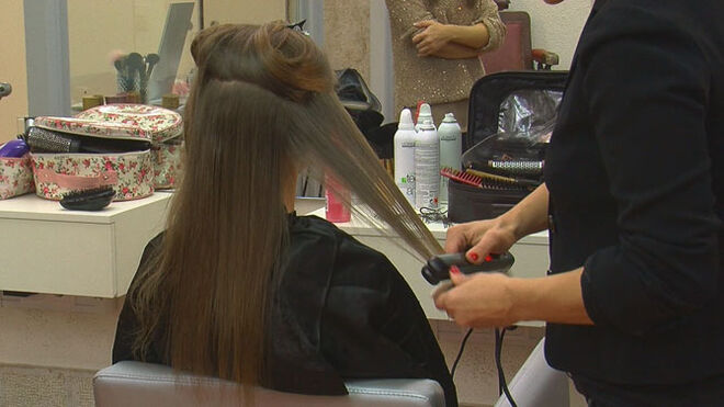 Para que o cabelo fique bem esticado e brilhante, o ideal é ajudar com um pente