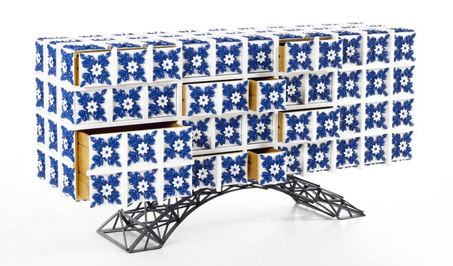 Aparador Arc, em Pau Cetim, metal e azulejos pintados à mão, 80x103x227 cm.