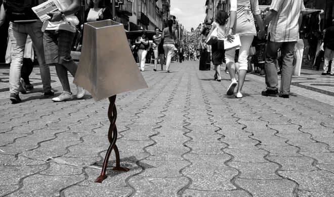 Candeeiro de mesa Ballet, em madeira, 25x57 cm.