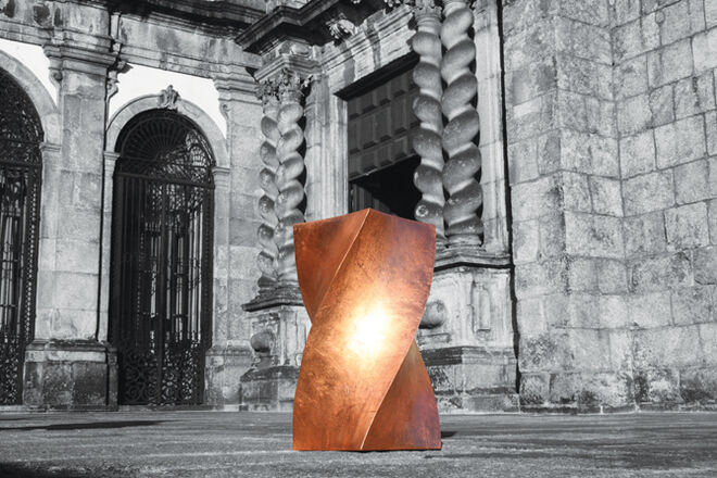 Banco/mesa de apoio Pillar, em folha de cobre e verniz de alto brilho, 24x56 cm.