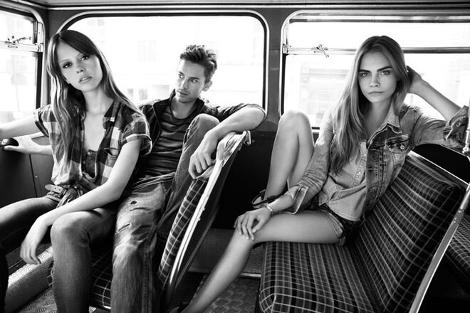 Com Cara Delevigne, Mia Goth e Jeremy Young