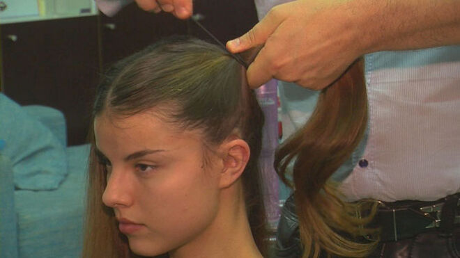 Fazer um totó de cada lado e prender com um elástico