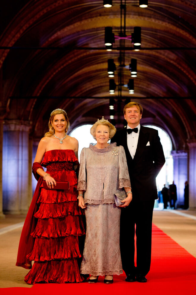 A rainha Beatriz da Holanda e os príncipes herdeiros Willem e Máxima.