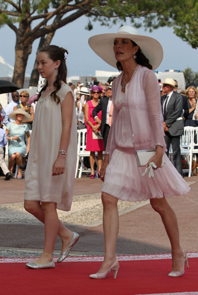 A Princesa Carolina do Mónaco, vestida em Chanel Alta Costura, com a filha mais nova Alexandra.