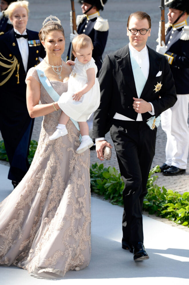 Príncipes herdeiros da Suécia Victória e Daniel com a pequena princesa Estelle.