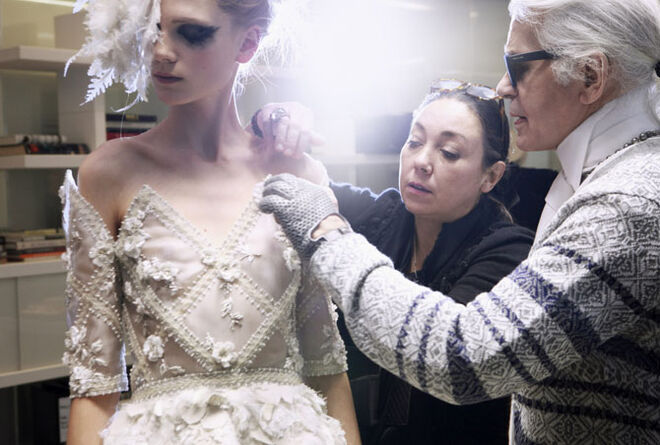 Karl Lagerfeld e Madame Cécile, costureira-chefe do atelier de draping