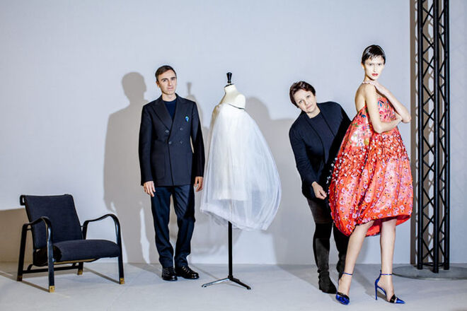 Raf Simons e Florence Chenet, costureira-chefe do atelier Flou