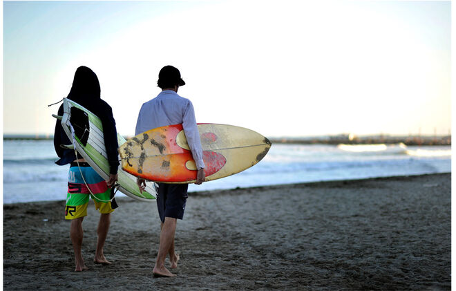 Claro que tudo depende de pessoa para pessoa mas, no geral, a partir dos 15-16 anos, os adolescentes já são suficientemente maduros para ter noção de onde se encontram e já conseguem gerir situações de risco. Sugestão: começar a estadia com um pequeno grupo (em caso de problemas, podem apoiar-se uns aos outros). Férias a dois? Só se ambas as pessoas se conhecerem muito bem, é que a sua convivência será suportável. Conselho: Porque não deixá-lo ir sozinho com uma pequena mala para uma semana? A menos que, paradoxalmente, o seu filho seja demasiado solitário e centrado em si mesmo.