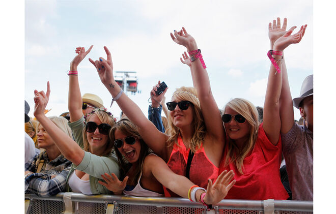 Acordar o melhor orçamento com os outros pais, sem os subestimar, é a melhor opção. Sugestão: Assegurar o alojamento (contar no orçamento, com a estadia no parque de campismo e num hotel ou pousada, caso chova); a alimentação (incluir alimentos básicos e procurar restaurantes em conta para o jantar); o programa de entretenimento (parques, museus?), sem esquecer de incluir um pequeno orçamento para acidentais problemas de saúde (assegurar uma consulta médica). Conselho: Dizer-lhe para ser responsável, pois não há aumentos, excepto em caso de imprevistos. 