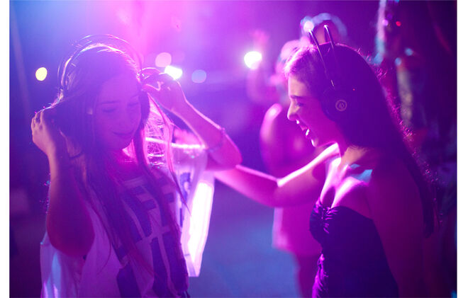 Sabe-se que o verão é a época dos abusos e transgressões: noites de álcool na praia, primeiras experiências com droga, desafios ousados? Sugestão: Não desvalorizar os efeitos das substâncias psicotrópicas. Conselho: Alertá-lo dos riscos de perder o controlo. Frases como ?arriscas-te a perder o teu portátil? ou ?podem tirar vantagem de ti? são necessárias para fazê-los ter noção dos perigos. 