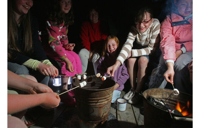 Não perturbe a boa disposição do seu pequeno viajante, lembre-se que é o seu tempo para os grandes encontros e saídas inesquecíveis. A saber: 63% dos adolescentes tiveram a sua primeira experiência sexual em tempo de verão. Com cuidado, advirta-o e previna-o: ?É preciso conhecer a verdade das situações de perigo?, pode ser um diálogo a adoptar. Lembre-o dos riscos da SIDA, das doenças sexualmente transmissíveis, do risco de gravidez? temas desvalorizados por alguns jovens. Conselho: Coloque uma caixa de preservativos na mala de viagem (eles ainda não se atrevem a comprar na farmácia).