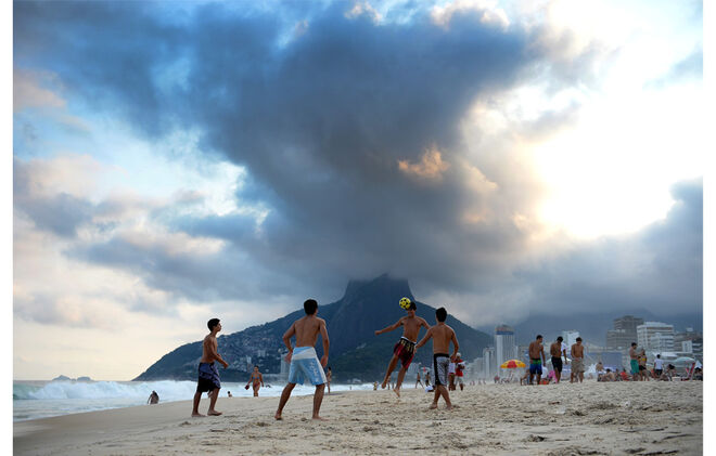 Estas viagens são a primeira iniciação à autonomia dos jovens e servem para ?cortar? o cordão umbilical que a une ao seu filho! Não deverá ligar-lhe ou contactá-lo para o portátil a cada cinco minutos. No entanto, é claro que mesmo os adolescentes mais calmos podem perder o controlo se se sentirem naturalmente em liberdade. Não se esqueça de negociar antes da viagem: Uma mensagem por dia aos quinze anos, ou de três em três dias, aos dezasseis anos. Ele há-de responder-lhe dentro de duas horas, certamente! Conselho: Deve organizar uma espécie de acompanhamento parental em grupo, em que os pais se actualizam uns aos outros das notícias dos filhos, e deve haver sempre alguém disponível para, em casos de emergência, ir buscar os jovens. Caso o seu filho queira regressar da estadia mais cedo por qualquer razão, deve assegurar e estabelecer sempre um ponto de encontro antecipadamente. 