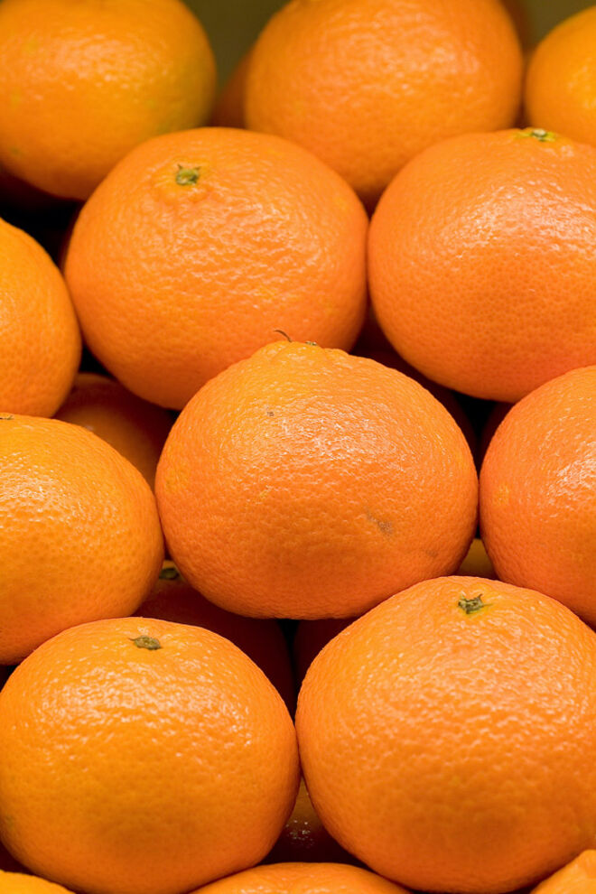 A laranja é um fornecedor por excelência de vitamina C, um antioxidante que protege as células de nosso organismo contra os danos causados pela ação dos radicais livres. Possui baixo valor calórico ? 42 Kcal/100g. Contém boa quantidade de pectina, fibra solúvel que ajuda a controlar os níveis de colesterol do sangue. A laranja, tal como outras frutas, é muito rica em fitonutrientes, nomeadamente flavanóides, encontrados nas partes brancas, e que tem uma potente ação antioxidante.