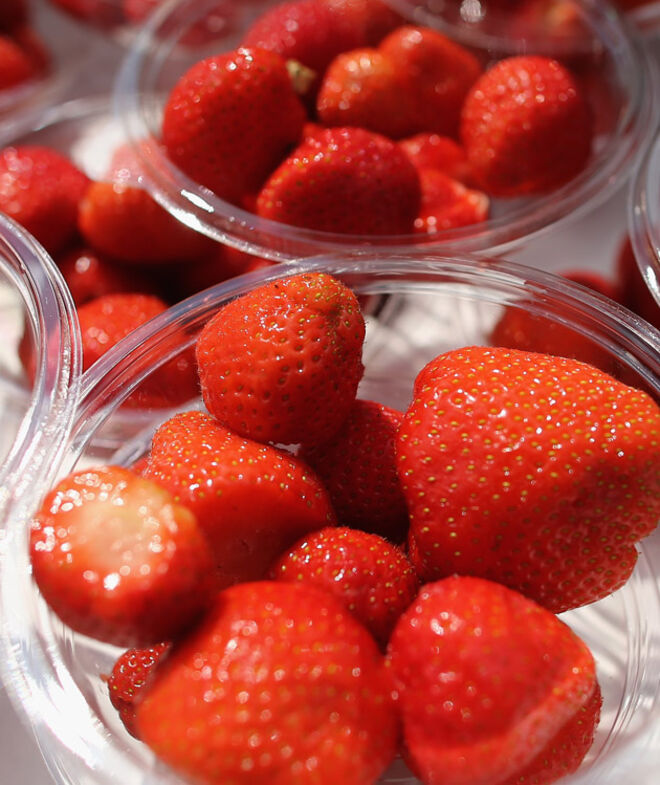 O aroma adocicado dos morangos surge sob a forma de frutose, glicose ou sacarose, mas mesmo os morangos mais doces têm pouco mais que 5% de hidratos de carbono. Rico em água, esta fruta vermelha tem um efeito diurético que favorece a eliminação do ácido úrico e dos sais minerais. As pequenas sementes presentes nesta fruta, quando combinadas com os seus sais minerais, estimulam os intestinos mais preguiçosos. O seu baixo valor calórico ? 29kcal/100 gramas - aliado à sua riqueza em fibras solúveis ajuda a manter a glicose estável, garantindo ainda momentos de saciedade.