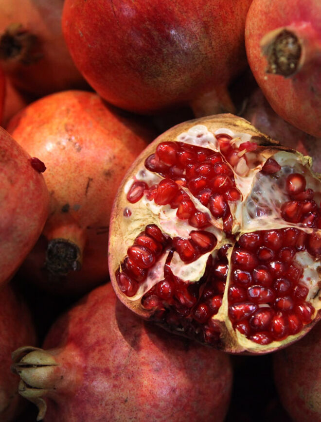 A cor vermelha desta fruta vem do licopeno, um carotenoide, com excelentes propriedades antioxidantes. Rica em fibras alimentares, que melhoram o funcionamento do intestino, a romã é ainda rica em água, em vitaminas do complexo B e em ferro, importante no transporte do oxigénio para as células e na defesa do sistema imunitário. O potássio interfere no equilíbrio hídrico, auxiliando no controle da hipertensão arterial. Possui baixo valor calórico ? 50 Kcal/100g.