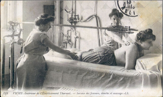 O Spa Vichy, em França, é uma referência no que toca ao cuidado das peles sensíveis. O duche a quatro mãos é um dos tratamentos que combina as propriedades únicas desta água com a mestria dos terapeutas