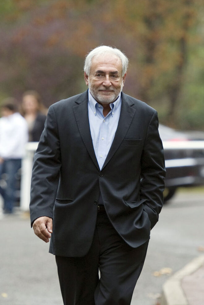 Começou tudo num quarto de hotel. A 14 de maio de 2011, o então diretor-geral do Fundo Monetário Internacional (FMI) foi preso e acusado de abusar sexualmente de uma empregada de um hotel de luxo em Nova Iorque. O episódio, que o levou a renunciar ao cargo no FMI e a desistir de uma candidatura à presidência de França, em 2112, acabaria por ser a ponta do icebergue. No mesmo ano, a jornalista Tristane Banon formalizou uma queixa contra Strauss-Kahn por tentativa de violação e definiu o seu comportamento como o de um animal com cio. O francês, que durante o processo acabou por divorciar-se da mulher, a jornalista Anne Sinclair, foi ainda acusado de ligações a uma rede de prostituição que envolve outras figuras de destaque no mundo dos negócios.