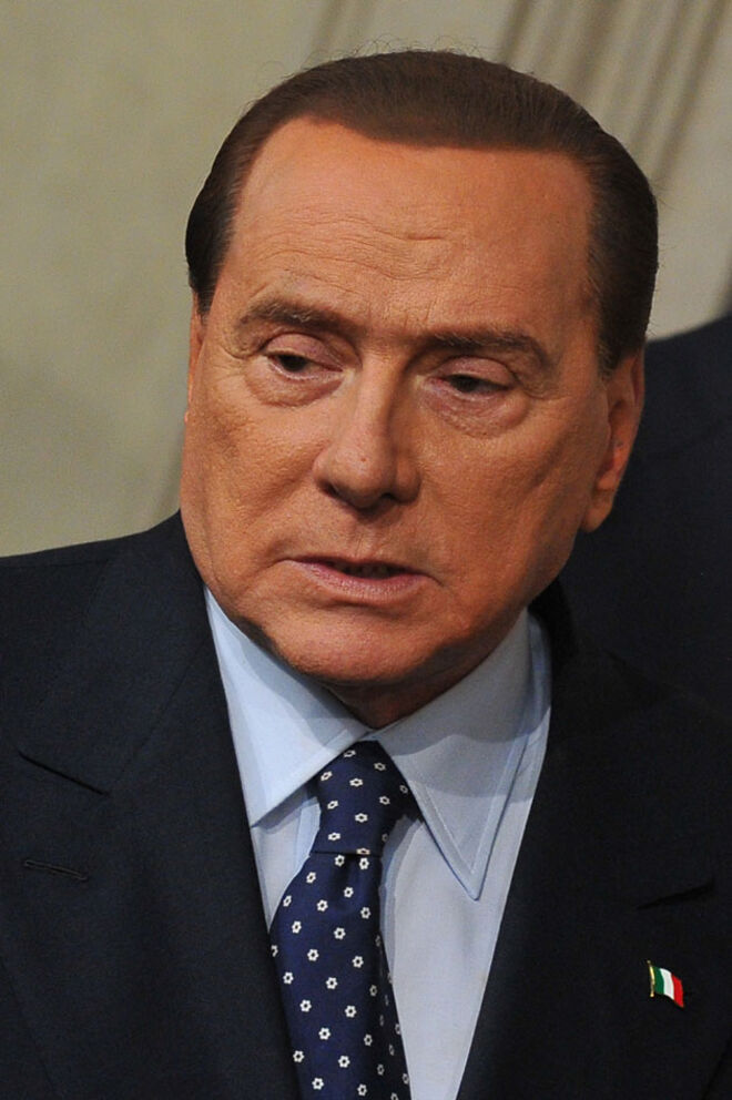 O ex-primeiro-ministro italiano ficará para a História como o criador das festas ?bunga bunga?. Tais eventos, que decorriam na sua mansão, nos arredores de Milão, e que envolviam outros convidados famosos, teriam como atração principal um conjunto de prostitutas de luxo. Pelo menos uma delas era menor: a marroquina Karima El Maroug, conhecida como Ruby, a ?ladra de corações?, que arrastou o milionário para um julgamento que poderá terminar numa pena de seis anos de cadeia. Outra menor que terá integrado esta rede será a brasileira Iris Berardi. Em abril de 2012 foi preso um brasileiro que supostamente arranjava mulheres para o líder do Partido da Liberdade (PDL). Casado durante 19 anos com Veronica Lario, de quem tem três filhas, Berlusconi viu esta relação terminar devido a uma relação nunca esclarecida com a jovem Noemi Letizia a quem, na festa dos seus 18 anos, ofereceu um colar de diamantes de 6500 euros.  O político e empresário é famoso pelos comentários machistas, vulgares e despropositados que faz às mulheres. A Angela Merkel, por exemplo, ter-se-á referido como ?uma gorda com quem nunca faria sexo?.