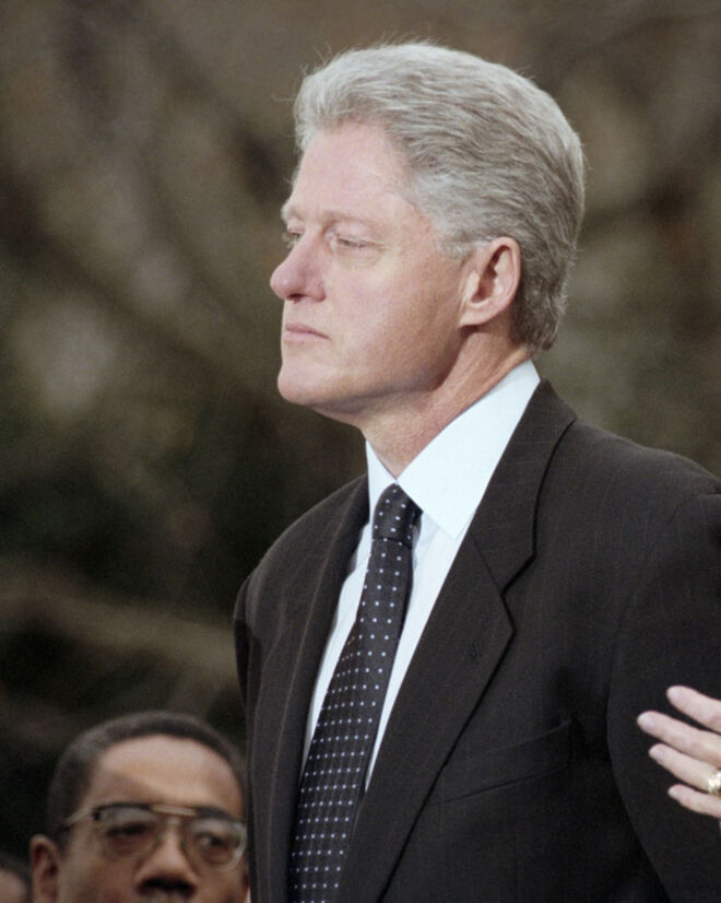 O entusiasmo sexual do antigo Presidente norte-americano quase lhe valeu o cargo. Em 1995, o marido de Hillary Clinton, e pai de Chelsea, envolveu-se com a jovem estagiária Monica Lewinsky. A aventura foi descoberta a partir de um telefonema feito pela rapariga a uma amiga. Clinton, que começou por negar o affair, viu-se obrigado a admitir uma ?relação física imprópria? com a estagiária, depois de aparecerem várias provas difíceis de contornar. A mais famosa seria um vestido azul usado por Miss Lewinsky, num dos encontros com o Presidente dos Estados Unidos, e que conteria vestígios de sémen de Clinton. Depois dessa, outras mulheres denunciaram relações extraconjugais e até situações de assédio envolvendo o Chefe de Estado norte-americano. O facto é que ele continua casado com Hillary...