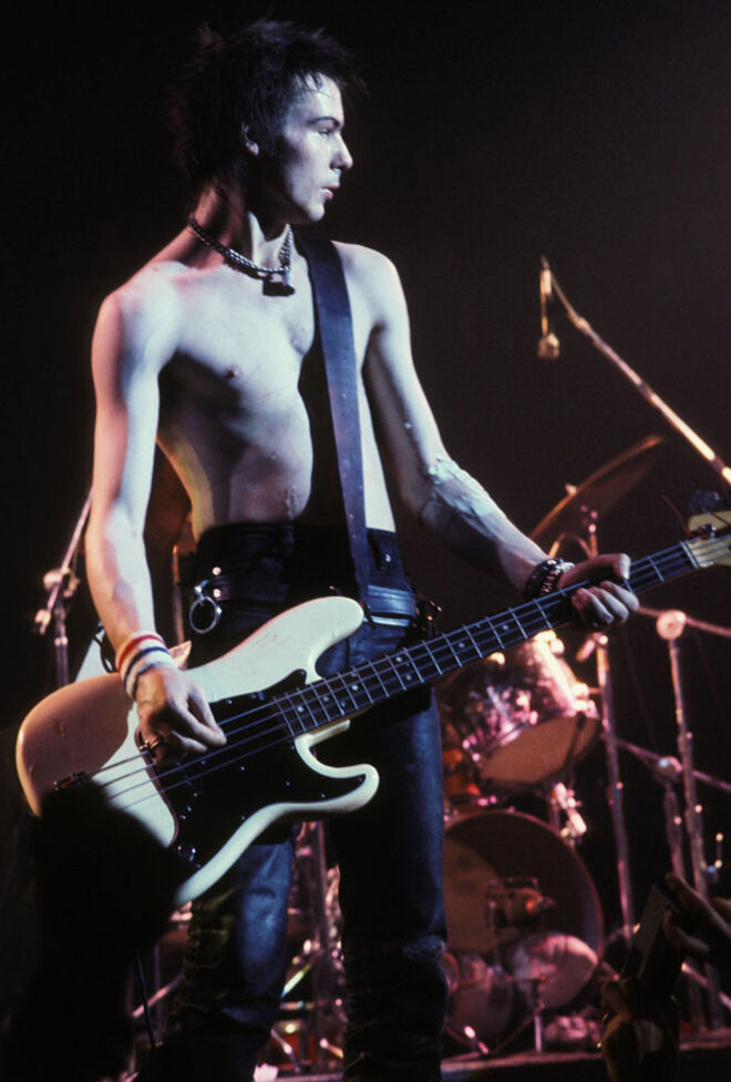O baixista dos Sex Pistols foi o primeiro a fazer sexo com uma das suas groupies, em palco, durante um concerto da banda.